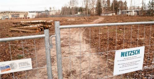 Der Radweg zwischen Daimler- und Neutraublinger Straße soll Mitte Januar vorübergehend wieder freigegeben und im Zuge der geplanten Baumaßnahme neu erstellt werden.