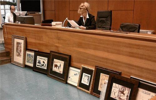 Der Sitzungssaal 21 im Amtsgericht Rosenheim ähnelte in einem ersten Prozess gegen einen Kunstfälscher einem Auktionshaus.Foto  Auer