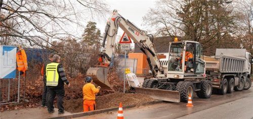 Der Tiefbautrupp der Stadtwerke ging kurz nach der Schadensmeldung an die Arbeit. Etwa fünf Stunden später war der Rohrbruch bereits wieder repariert und die Haushalte, die vorübergehend von der Wasserversorgung abgeschnitten waren, wurden wieder versorgt.Foto  hg