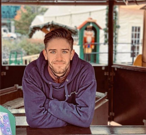 Der Waldkraiburger Tobias Fischer in einer der Holzbuden auf dem deutschen Weihnachtsmarkt im amerikanischen Philadelphia. Vor einigen Jahren machte er als Praktikant bei den Waldkraiburger Nachrichten schon eine hervorragende Figur.