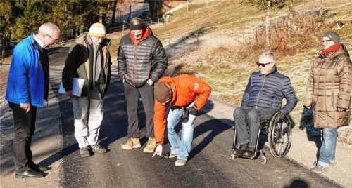 Die Abnahme des Straßenteilabschnitts war nur noch Formsache für Sepp Oberauer, Bauamtsleiter Gemeinde Kiefersfelden, Robert Kasper und Karl Huber vom Verband für Ländliche Entwicklung, Andreas Horn, Bürgermeister Hajo Gruber und Alexandra Dienstbeck von der Baufirma Pfeiffer.Foto hoffmann
