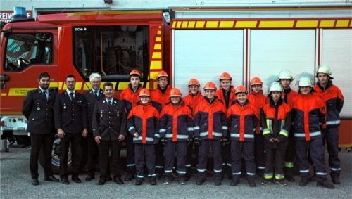 Die aktuelle Jugendgruppe der Feuerwehr Aisingerwies-Oberwöhr mit Jugendwart, Kommandant und den beiden Vorstandsvorsitzenden.Foto re