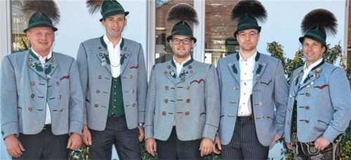 Die bisherigen und die neu gewählten Vorsitzenden des Trachtenvereins (von links): Der bisherige Stellvertreter Gust Stettner scheidet aus dem Gremium aus, Stellvertreter Georg Wörndl bleibt für weitere zwei Jahre im Amt. Der neu gewählte Vorsitzende Sebastian Graf und sein neuer Stellvertreter Andreas Kink. Der bisherige Vorsitzende Sepp Enzinger stellte sich nach acht Jahren nicht mehr zur Wiederwahl. Foto Rehberg