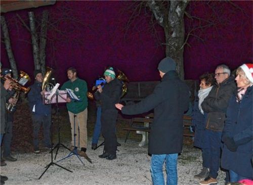 Die Bläsergruppe mit Leiter Josef Pemmerl bei der Kapellenweihnacht.