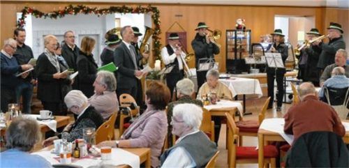 Die Blaskapelle der Banater Schwaben begleitete die Waldkraiburger Bürgermeister bei ihrem traditionellen Besuch der Seniorenheime am Nachmittag des Heiligen Abends.