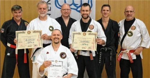 Die erfolgreichen Prüflinge und das Prüfungsgremium.