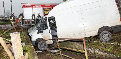 Die Feuerwehr Aschau hat die beiden Verletzten aus dem Kleintransporter geborgen, der am Sonntag in eine Viehunterführung stürzte.Foto  fib