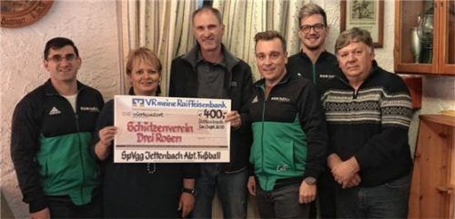 Die Fußballer spenden 400 Euro an den Schützenverein „Drei Rosen“. Unser Bild zeigt (von links) Georg Lackmaier, Sylvia Sieghart, Franz Wimmer, Gerry Friedrich, Thomas Mittermaier, Klaus Wasylaszcuk.Foto psc