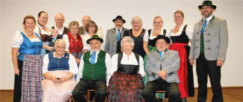 Die geehrten Trachtler (stehend von links): Monika Singhammer, Katharina Graf (geborene Mack), Bertl Denk senior, Gertraud Schlarb, Sepp Hans, Ursula Drexler, Leopold Weinhart, Klara Lang, Martina Sigl (geborene Schlump), Kathrin Keidel (geborene Hehlert), Michael Beutl, (sitzend) Klara Andrä, Georg Schuster, Katharina Winkler, Thomas Leithner.Foto bednarsch