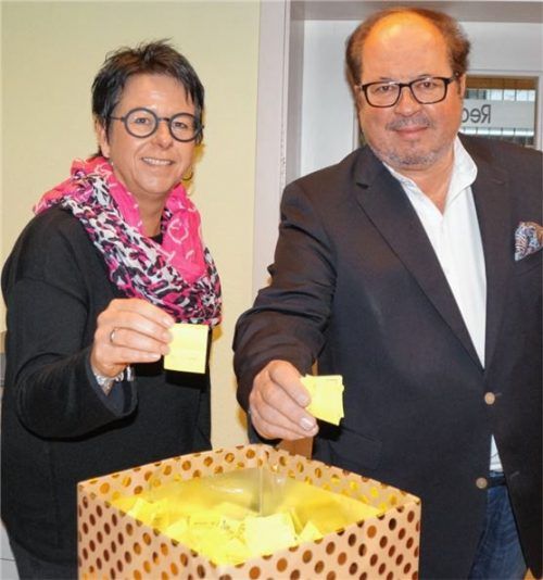Die Gewinner von zwei Gutscheinen im Wert von jeweils 100 Euro haben Silke Marsch-Jahnel und Willi Engelmann gestern in der Geschäftsstelle der Waldkraiburger Nachrichten ermittelt.Foto  hg