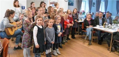 Die Kleinsten erfreuten die älteren Gemeindebürger.Foto bac