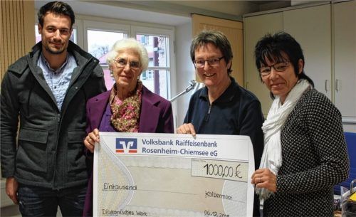 „Die Leute sollen eine gute Zeit haben“: Philipp Pisi mit Spenderin Rosemarie Baier, Dagmar Badura und Marion Köppl (von links).Foto ge