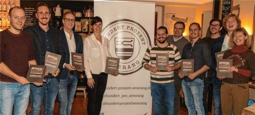 Die Macher des Booklets (von links): Daniel Schreiner, Jakob Giessibl, Joseph Stein, Yve Schuster, Klaus Lerner, Bürgermeister Gust Voit, Michael Kerstens, Andreas Oberbauer, Marinus Kerstens und Christine Kerstens.Foto auer