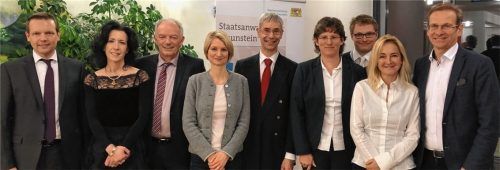 Die neuen und scheidenden Mitglieder des Bezirksverbands: Dr. Rainer Vietze, Landesvorsitzende Andrea Titz, Professor Dr. Ludwig Kroiß, Stefanie Windhorst, Dr. Ralf Burkhard, Monika Veiglhuber, Thomas Wüst, Jacqueline Aßbichler und Dr. Josef Hager (von links).Foto Kretzmer-Diepold