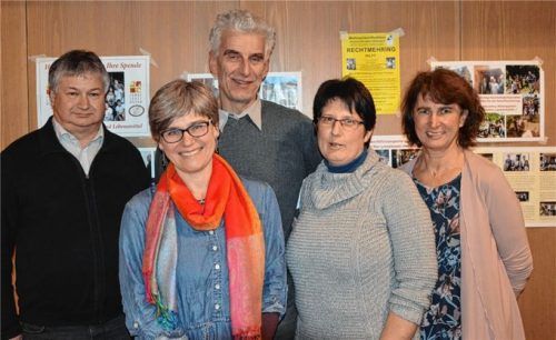 Die Neuwahl der Vorstandschaft verlief unkompliziert. Thomas Winhart (links) wurde neu ins Gremium gewählt. Christine Empl, Peter Vorderwestner, Brigitte Egger und Gerlinde Wagenstetter (von links) sowie Josef Gaigl und Clemens Manzinger (beide nicht auf dem Bild) wurden in ihren Ämtern bestätigt. Lorenz Neuwieser stellte sich nicht mehr zur Verfügung und wurde nach 16 Jahren verabschiedet. Die Aufgabenzuordnung im Vorstandsteam erfolgt innerhalb des Gremiums. Um die Bruder-Klaus-Kapelle in Freimehring kümmerte sich einige Jahrzehnte lang Justine Köbinger, da sie diese Aufgabe abgab, hat dies Angelika Schmid übernommen.