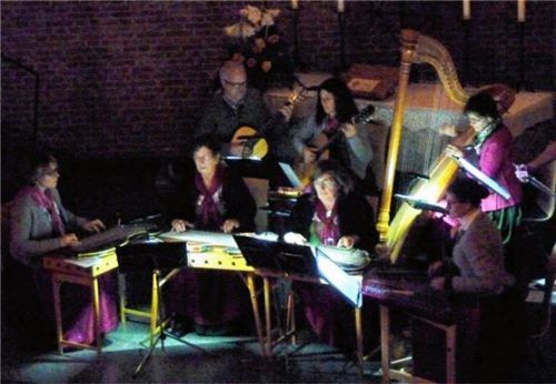Die „Pollinger Weihnachtsmusik“ des Obertaufkirchner Volksmusikensembles unter der Leitung von Gertraud Gaigl. Foto fis