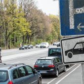 Wie breit dürfen Längsparkplätze sein?