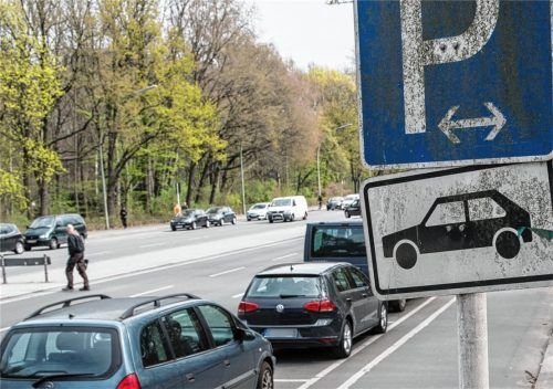 Die Regelbreite für Längsparkplätze ist vorgegeben. Sie liegt bei zwei Metern. Eine Abweichung muss in einer Einzelfallregelung gut begründet werden. Foto  dpa