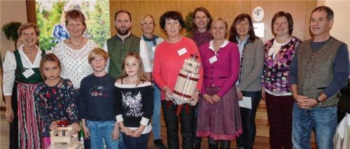 Die Sieger kamen aus Vagen, Nußdorf und Götting: Preisverleihung beim Nachwuchs-Streuobstwiesenwettbewerb 2018.Foto Hoffmann