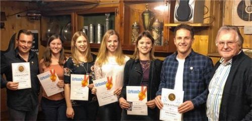 Die Spielmacher ausgezeichnet (von links): Gerry Friedrich, Carolin Leitl, Svenja Dörfel, Katharina Wastlhuber, Laura Holzner, Maximilian Mußner, Peter Heindl (nicht auf dem Foto ist Julia Urbanek).Foto psc