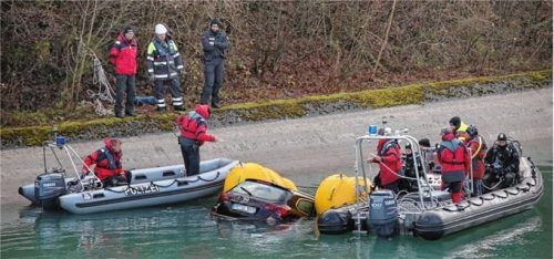 Nur mit einem Großeinsatz konnten Polizei und Rettungskräfte das gesunkene Auto am 3. Dezember 2018 bergen.Foto  fib/eß