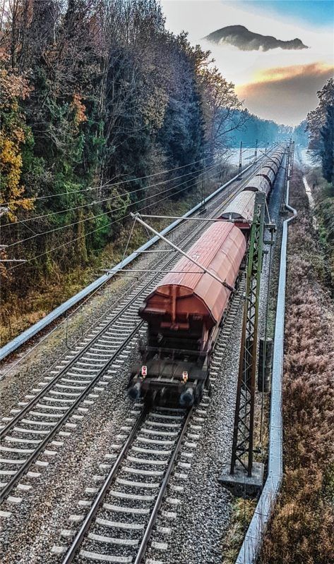 Die Trassenplanung der Bahn bringt auch in Neubeuern die Gemüter in Wallung. Im Bild ein Güterzug kurz vor Brannenburg, der ins Inntal fährt. Hinten der Riesenkopf.Foto stm
