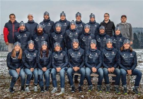 Die US-Biathlon-Delegation bei der Einkleidung in Bach bei Rimsting. Links oben die beiden Maloja-Geschäftsführer Klaus Haas und Peter Räuber (von links).Foto Wukits