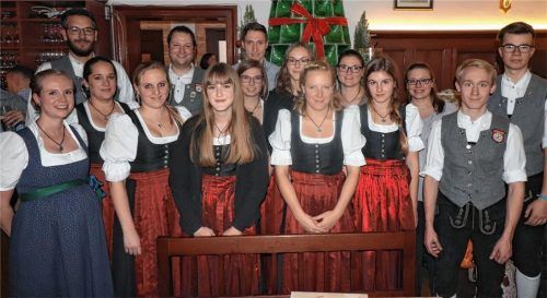 Die Vorstandschaft mit den für langjährige Mitgliedschaft geehrten Spielleuten und den Absolventen der Lehrgänge.Foto