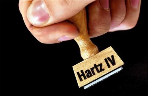 Die Zahl der Hartz IV-Empfänger ist seit 2015 zurückgegangen, das zeigt der aktuelle Sozialbericht für die Stadt Waldkraiburg auf.Foto  dpa