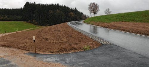 Durch die Aufschüttung der Böschung ist der Schernederberg für jeden Gegenverkehr breit genug.Foto  fill