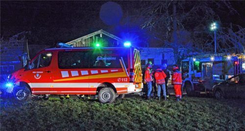Eile geboten: Nur sieben Minuten nach der Alarmierung trifft ein Großaufgebot an Rettungskräften am Einsatzort ein. Für den 72-jährigen Landwirt kommt dennoch jede Hilfe zu spät. Foto Poeplau