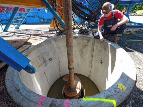 Ein Arbeiter beobachtet, wie sich der Bohrer ins Erdreich frisst. Geht es nach der Gemeinde Schechen, wird es dort zu derartigen Arbeiten nicht kommen. Foto dpa/Sebastian Kahnert
