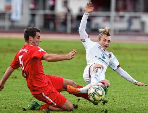 Ein rassiger Zweikampf, den 1860-Abwehrspieler Georg Lenz hier erfolgreich führt.Foto Ziegler
