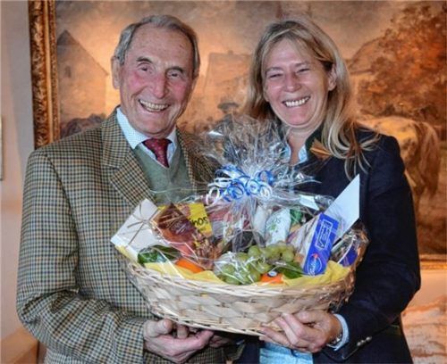 Ein strahlender 90er. Jubilar Walter Bippus mit Bad Endorfs Bürgermeisterin Doris Laban.Foto amf