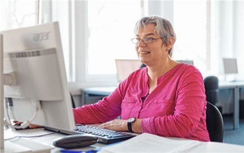 Eine berufliche Neuorientierung im Rahmen einer Umschulung wird vom Staat – konkret von der Bundesagentur für Arbeit – maßgeblich gefördert.

Foto  djd/DAA Deutsche Angestellten-Akademie GmbH