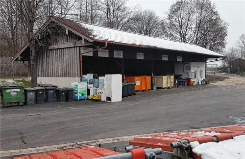 Eine neue Asphaltdecke weist der Wertstoffhof in Babensham jetzt auf. Die Kosten für die Sanierung trägt der Landkreis. Foto Rieger