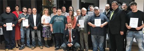 Eine schlagkräftige Truppe: die Vertreter der hiesigen BRK-Bereitschaft. Im Rahmen der Weihnachtsfeier wurden aus der Waldkraiburger Bereitschaft 13 verdiente Mitglieder für insgesamt 205 Mitgliedsjahre geehrt.