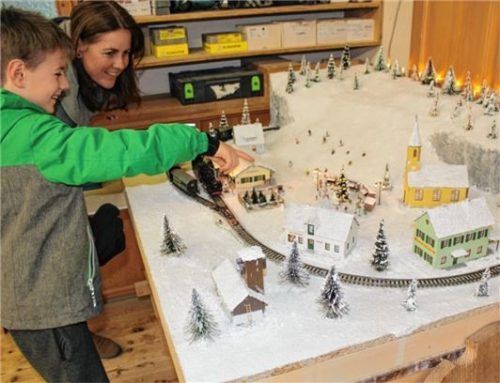 Eine Winterlandschaft im Maßstab 1:87 erfreute die Besucher. Wer genau hinschaute, konnte auf dem kleinen Weihnachtsmarkt sogar einen Nikolaus entdecken.