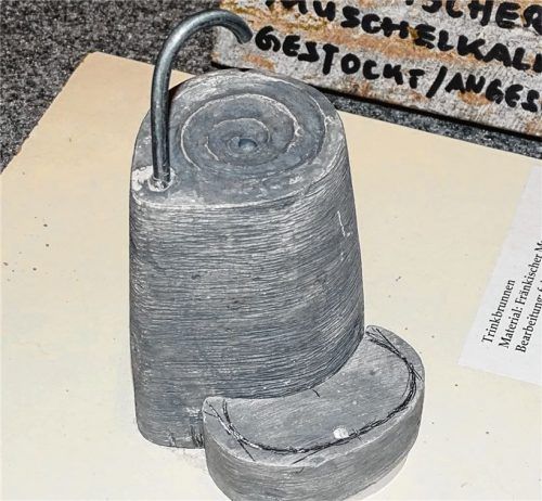 Einen Brunnen errichtet der Markt Grassau im Ortszentrum an der Bahnhofstraße. Ein Modell lässt erahnen, wie er einmal aussehen wird. Foto  Eder