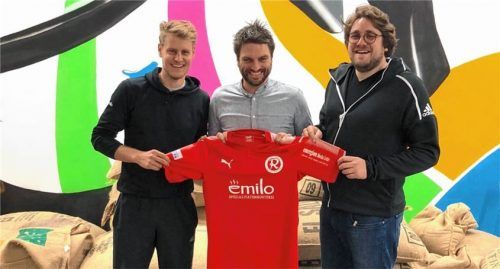 Emanuel Clemm (rechts) und Michel Brohmeyer (links) von Emilo mit Nicolas Foltin von der Sechziger-Abteilungsleitung.