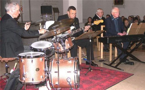 Entfalteten einen meditativen Klangkosmos: (von links) Michael Keul am Schlagzeug, Klaus Förg am Bass und Hubert Huber am E-Piano. Foto Auer
