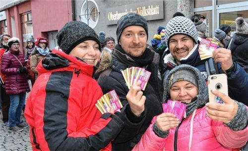 Erinnerungsfoto: (von links) Bärbel, Andi, Ann-Kathrin und Alex freuen sich über die Festivalpässe und halten den Moment mit einem „Selfie“ fest. Fotos Schlecker