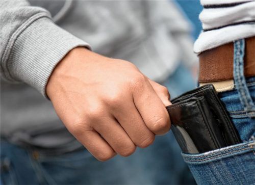 Es geht ruckzuck, wenn Taschendiebe auf Diebestour sind. Ganz besonders, wenn ihre Opfer abgelenkt sind.Foto DPA