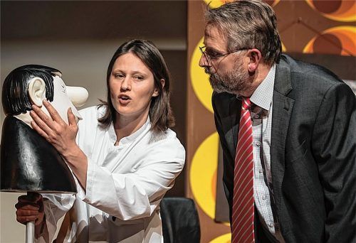 Eva Stocker, die neue Vorsitzende der Theatergruppe Stadttheater Waldkraiburg e.V., hier als Psychiaterin in einer Szene aus der erfolgreichen Loriot-Produktion zusammen mit Hermann Polzer. Foto  re
