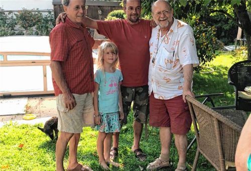 Familienzusammenführung 2018: Im Juli sahen sich die beiden Halbbrüder Arthur Ehling (70/links) aus Kraiburg und Werner Balghuber (72/rechts) zum ersten Mal in ihrem Leben. Die ganze Familie, hier Arthurs Sohn Martin und Enkelin Isabella, war in heller Aufregung.Foto  privat