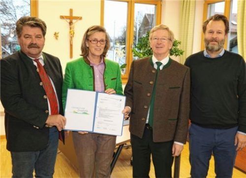 Freude über die Förderung (von links): Sepp Reithmeier, Marianne Steindlmüller, Sebastian Wittmoser und Christian Fechter mit dem Zuwendungsbescheid.Foto Rehberg
