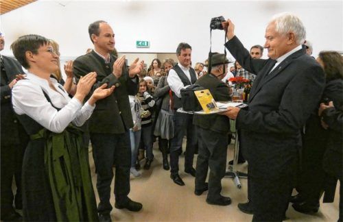 Freude über die Kamera samt Zubehör: die Pfarrgemeinderatsvorsitzenden Sophia Huber von Großkarolinenfeld und Georg Baumann von Tattenhausen überreichten Pfarrer Drago Curic das Geschenk der Pfarrei.Foto Greiner