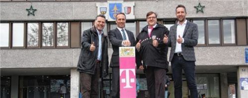 Freuen sich auf das schnelle Internet (von links): Erhard Finger (Regionalmanager Kommune, Telekom) Bürgermeister Pötzsch, Georg Selbertinger (Key-Account-Manager, Telekom Technik) und Stefan Süße vom Bürgermeisterbüro. Foto re