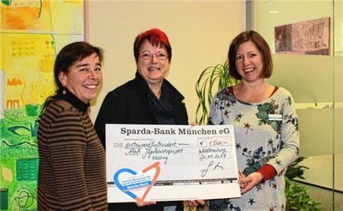 Freuen sich, dass die Jugendlichen Urlaub machen konnten (von links): Gruppenleiterin Ursula Dobmeyer-Kotzschmar, Einrichtungsleiterin Renate Lüttgen-Schmidt und Sabine Ring von der Spardabank Waldkraiburg.Foto re