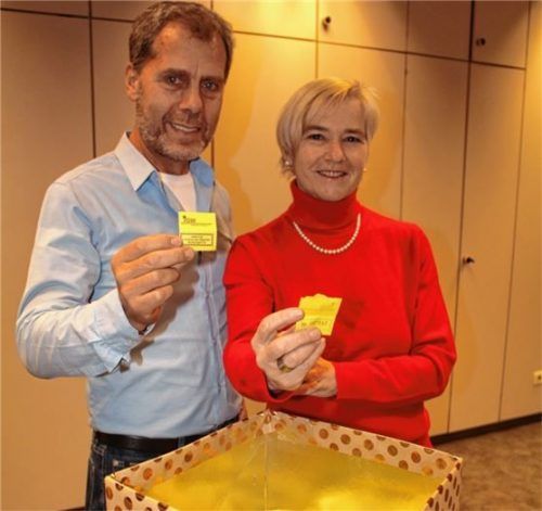 Freuen sich mit den Gewinnern: Hasan Yazici von der „Centrale“ und Sonja Punzmann von der Hypovereinsbank. Foto kla
